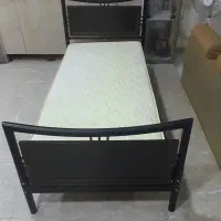 تختخواب تک نفره همراه تشک طبی فنری سالم وتمیز
