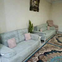 مبل راحتی هفت نفره سالم همراه جلو مبلی و میز عسلی