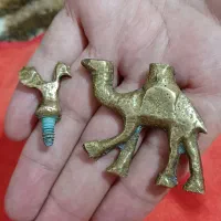 سرمه دان قدیمی برنجی دکوری با تصویر شتر وباسر خروس|کلکسیون اشیاء عتیقه|ارومیه, |دیوار