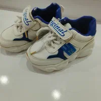 تعدادی کفش و صندل و کالج مجلسی بچگانه