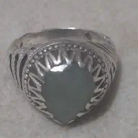 انگشتر زمرد و اسکناس