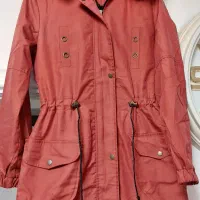 تعدادی کاپشن و بارانی|لباس|رشت, فلسطین|دیوار