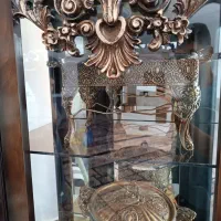 ویترین چوبی با ظروف سوفله خوری پیوتر|بوفه، ویترین، کنسول|لردگان, |دیوار