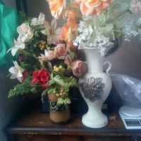 گلدان و گل مصنوعی درحد نو و زیبا و سالم