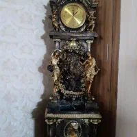 ساعت ایستاده کنار سالنی