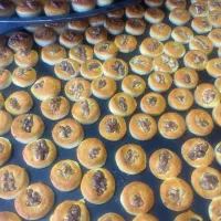 استاد کار نان خرمای و نان برنجی و جعبه چین