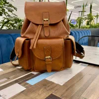 نیروی کار خانم تولید محصولات چرمی