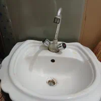 روشویی همراه با شیر اب