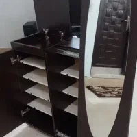 جاکفشی با آیینه قدی