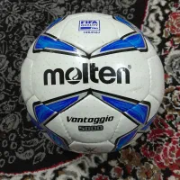 توپ فوتبال چمن