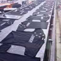 به تعدادی کارگر و نیروکار بابت کار در چاپ تریکو