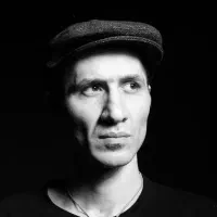 خواننده و نوازنده اجرا