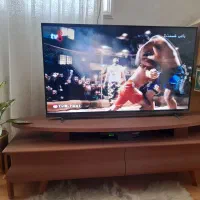 ال ای دی به همراه میز