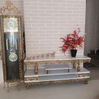 میز تلوزیون با ساعت ایستاده برنجی