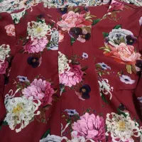 پیراهن زرشکی تازه دوخته شده