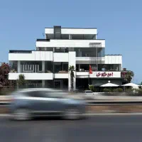کارشناس فروش در فروشگاه مبلمان