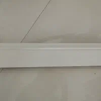 قرنیز رنگ سفید با رگه های کمرنگ طلایی