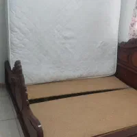 تخت دونفره قدیمی همراه با تشک