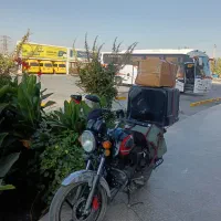 به تعدادی موتورسوار با موتور برای پیک موتوری ماهان