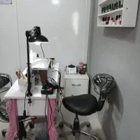 تمام وسایل ناخن صفرتا ۱۰۰ همراه با میز ناخن