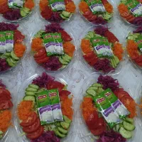 تهیه انواع سالاد،ترشی و...
