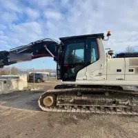 دو دستگاه بیل مکانیکی ۲۲۰