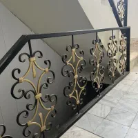نرده محافظ پله فرفورژه تمیز و زیبا سرامیک ۱ در ۱