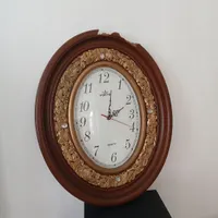 یک عدد ساعت و گلدان