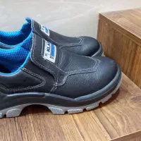 یک عدد کفش کاروکفش فوتبال نو
