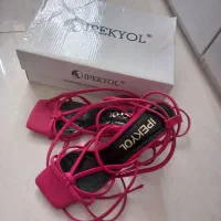 کفش سرخابی بند دار