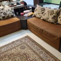 مبل راحتی ال به همراه کشو و میز وسط جا دار