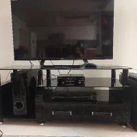 میز تلویزیون شیشه ای تمیز در حد نو‌