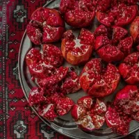 کارویژه بانوان با گوشی و فروش محصولات گیاهی