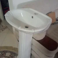 روشویی همراه با اینه.