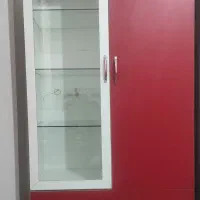 یک کمد لباس کودک و یک پاتختی