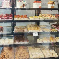 ۲ فروشنده جهت کار در نان شیرینی شهدآسا