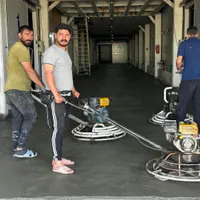 بتن ریزی کف با ماله پروانه ای شیشه ای