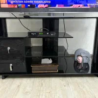 میز تی‌وی شیشه‌ای