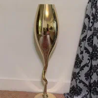 گلدان بزرگ تزیینی طلایی کنار سالنی