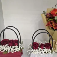 باکس گل اقتصادی سه شاخه رز ( گلفروشی گلاریس )