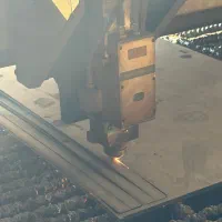 اپراتور دستگاه برش لیزر