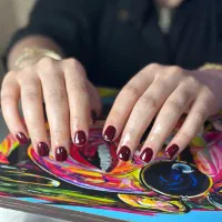 انجام خدمات ناخن وپدیکور و مژه به صورت تخصصی