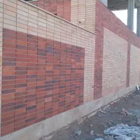 یک باب ساختمان مسکونی طبقه همکف.