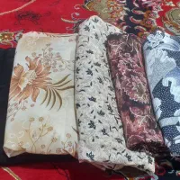 تعدادی چادر گلدار و مشگی