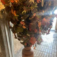 گلدان همراه با درختچه مصنوعی