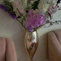 گلهای مصنوعی و جام شیشه ای