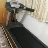 تعدادی دستگاه بدنسازی تردمیل کمد