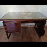 یک میز اداری سالم بدون شکستگی با شیشه صفحه