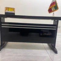 میز اداری و فایل کنارش