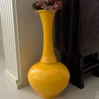 گلدان سفالی با لعاب کاری کنار سالنی